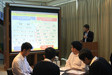 経営学部の野村先生による授業の様子写真